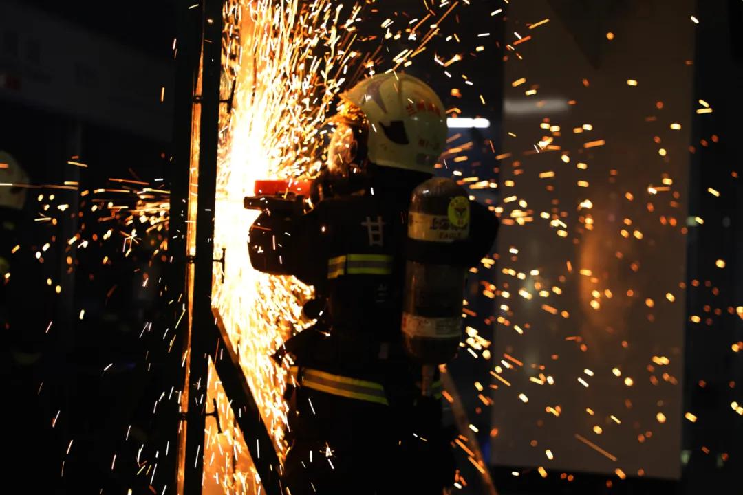 消防員在滅火搶險救援中的自我防護